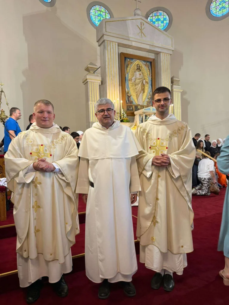 Dominikanke čestitaju dominikancima mladomisnicima: fr. Mislavu Matijašiću i fr. Kristijanu Zeliću