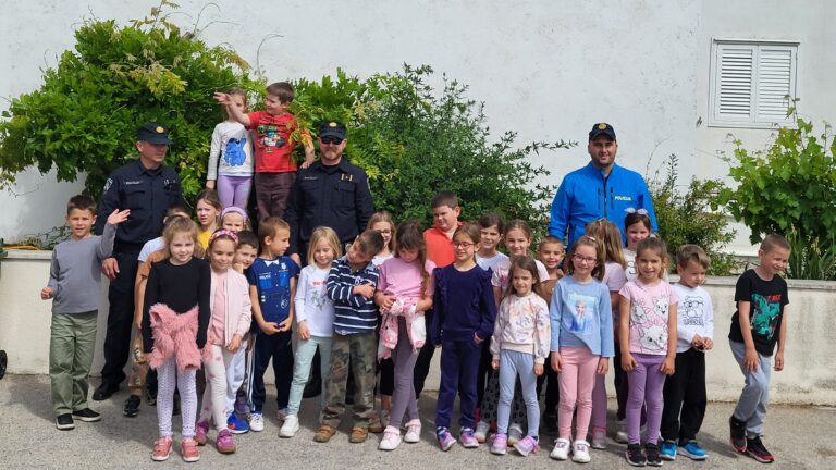 Sirene, vozila i važna pravila: policija posjetila predškolce