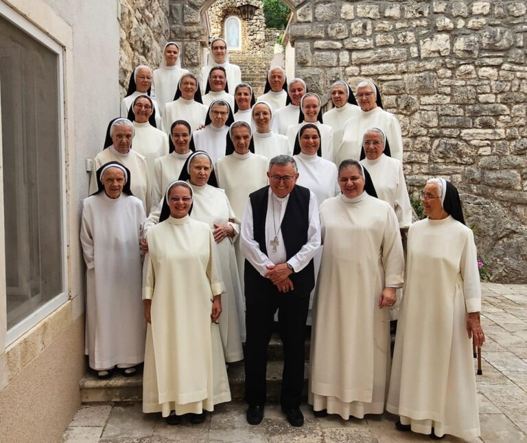 Zahvala kardinalu Puljiću za održane duhovne vježbe sestrama